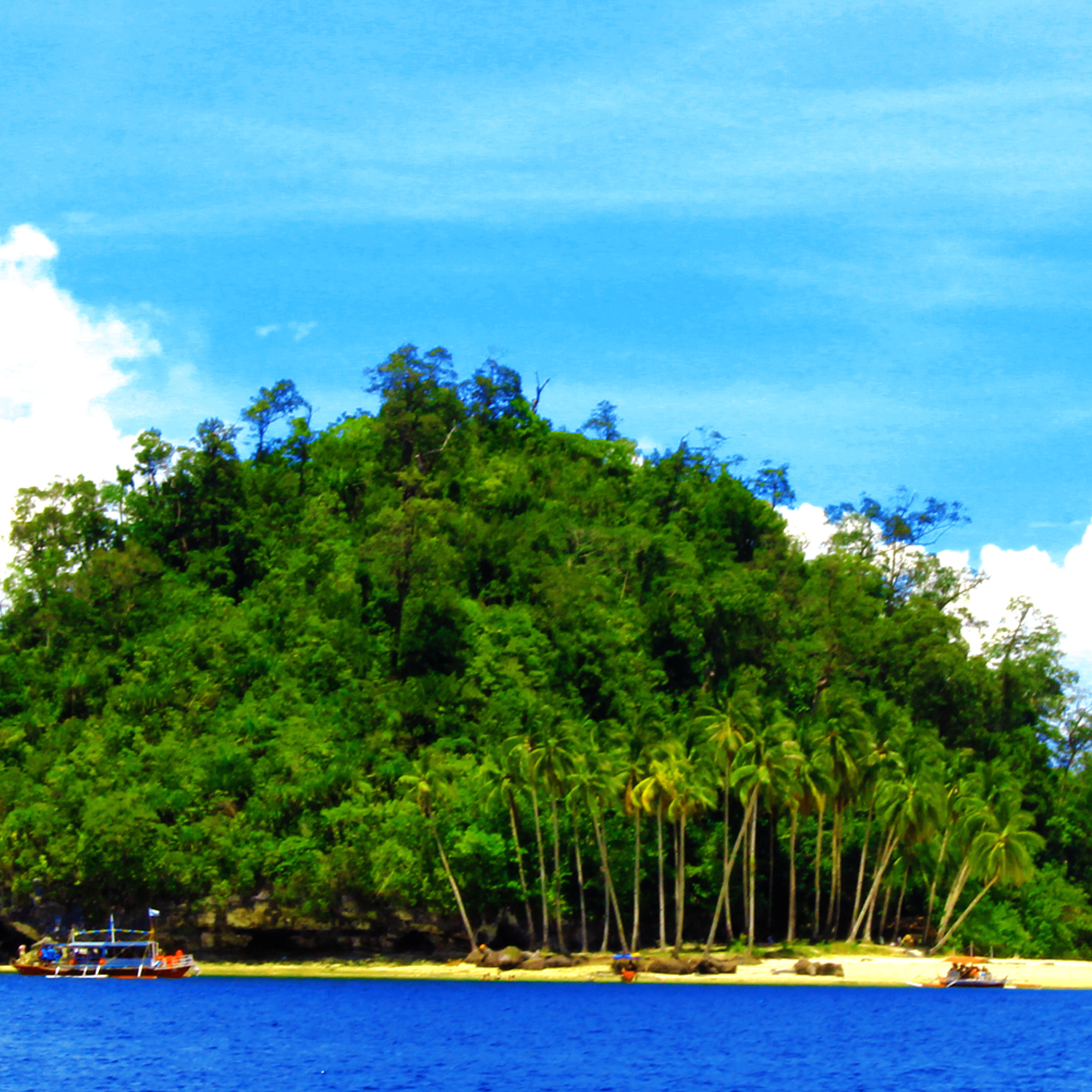 <b class="font-bara"><i class="bi bi-geo-fill h4"></i> HIYOR-HIYORAN ISLET</b> <br/>A perfect place for swimming, snorkeling and beach-combing. It’s shoreline is a home to a variety of seashells, particularly the little bear conch, locally known as “sikad-sikad”. The islet is also called as “Isla Verde”, formerly a dating place for lovers. It is considered as the shadiest islet due to its coconut tress planted in random on its frontal part.